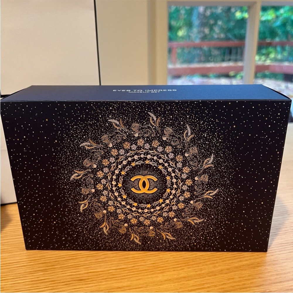 2025 Holiday CHANEL Cosmetics Case - Picture 2 of 4